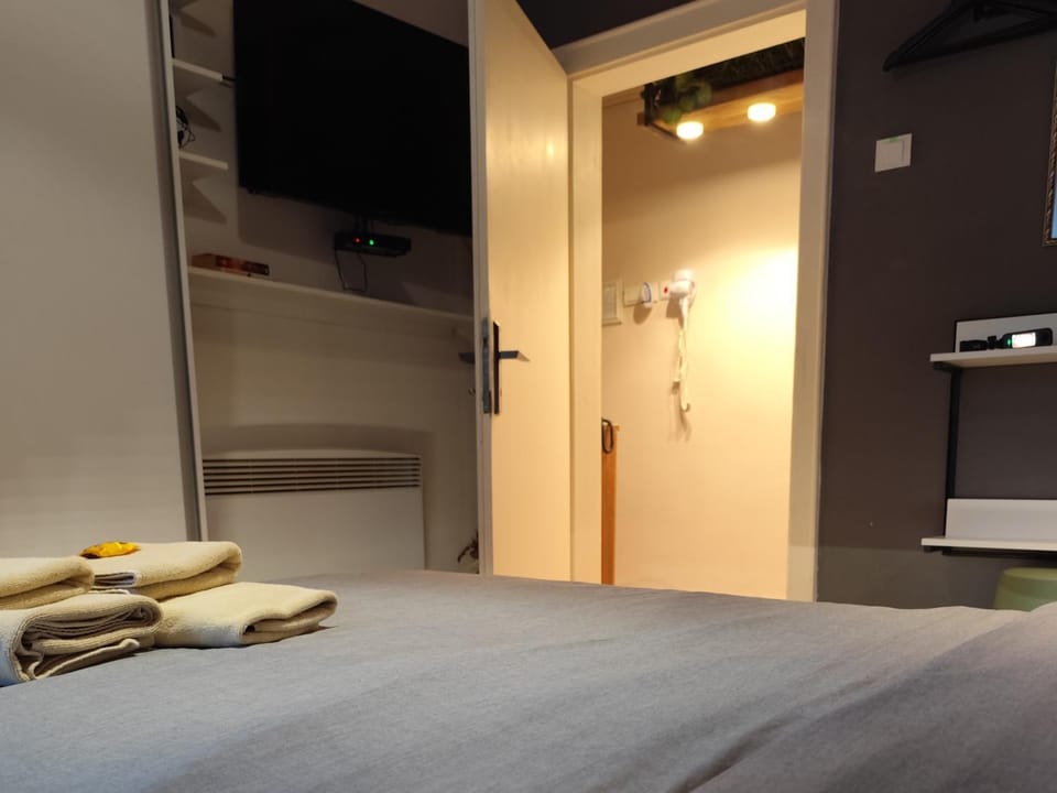 Bed, TV and multimedia, Photo of the whole room, Bedroom, wardrobe
