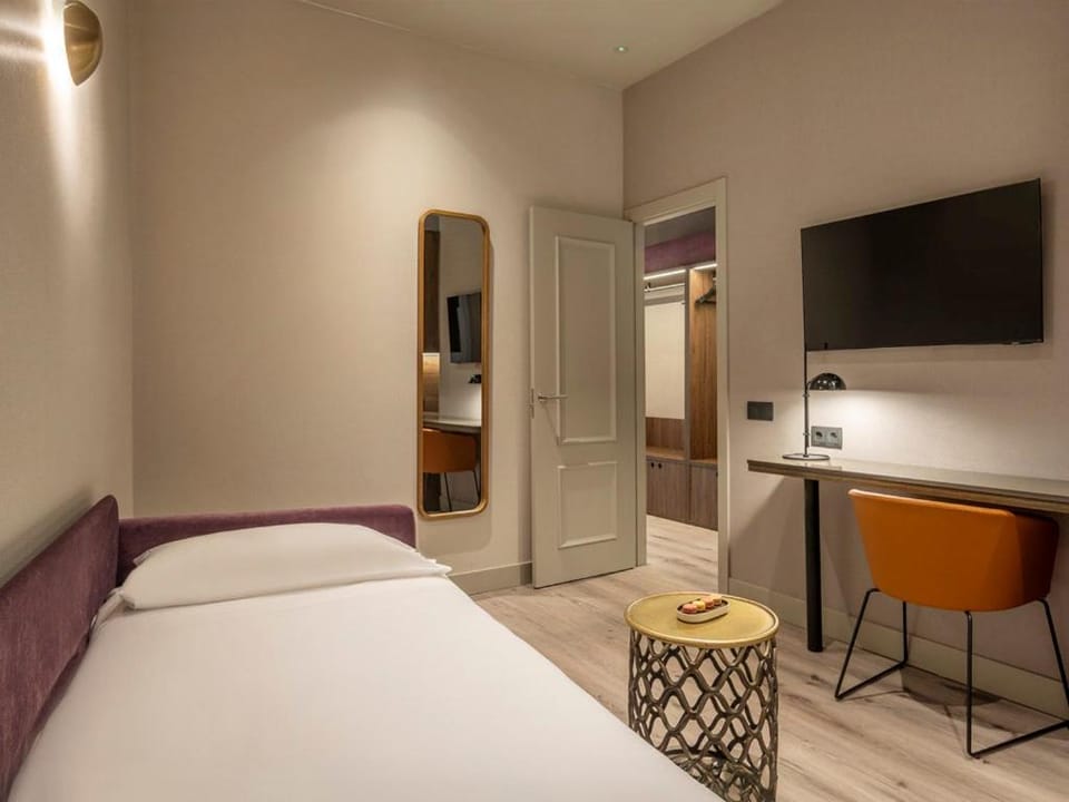 Bed, TV and multimedia, Bedroom
