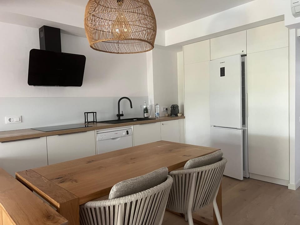Kitchen or kitchenette, Dining area, stove