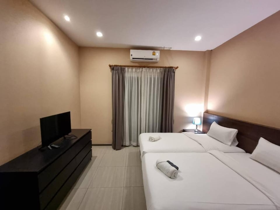 Communal lounge/ TV room, Bed, TV and multimedia, Photo of the whole room, Seating area, Evening entertainment, Bedroom, towels, air conditioner