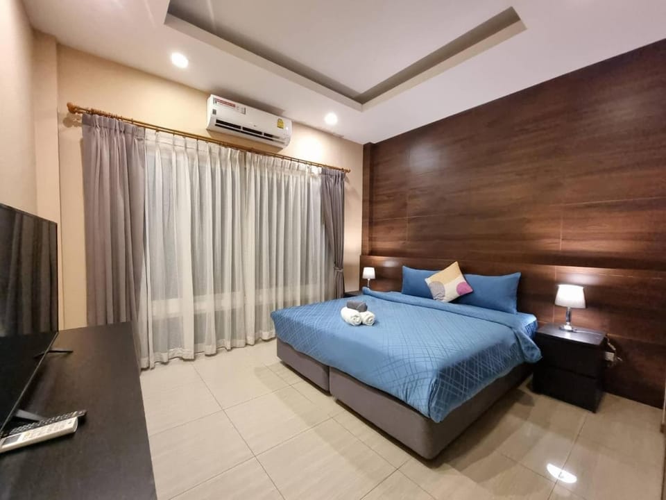 Bed, TV and multimedia, Living room, Photo of the whole room, Seating area, Bedroom, air conditioner