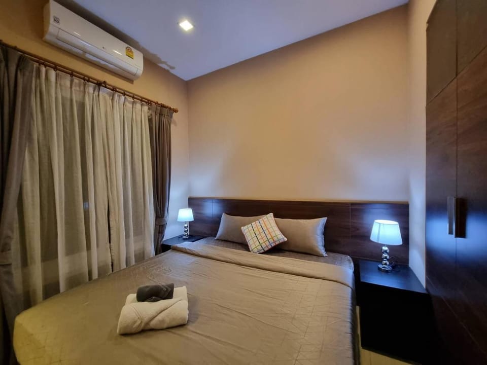 Bed, Photo of the whole room, Bedroom, towels, air conditioner