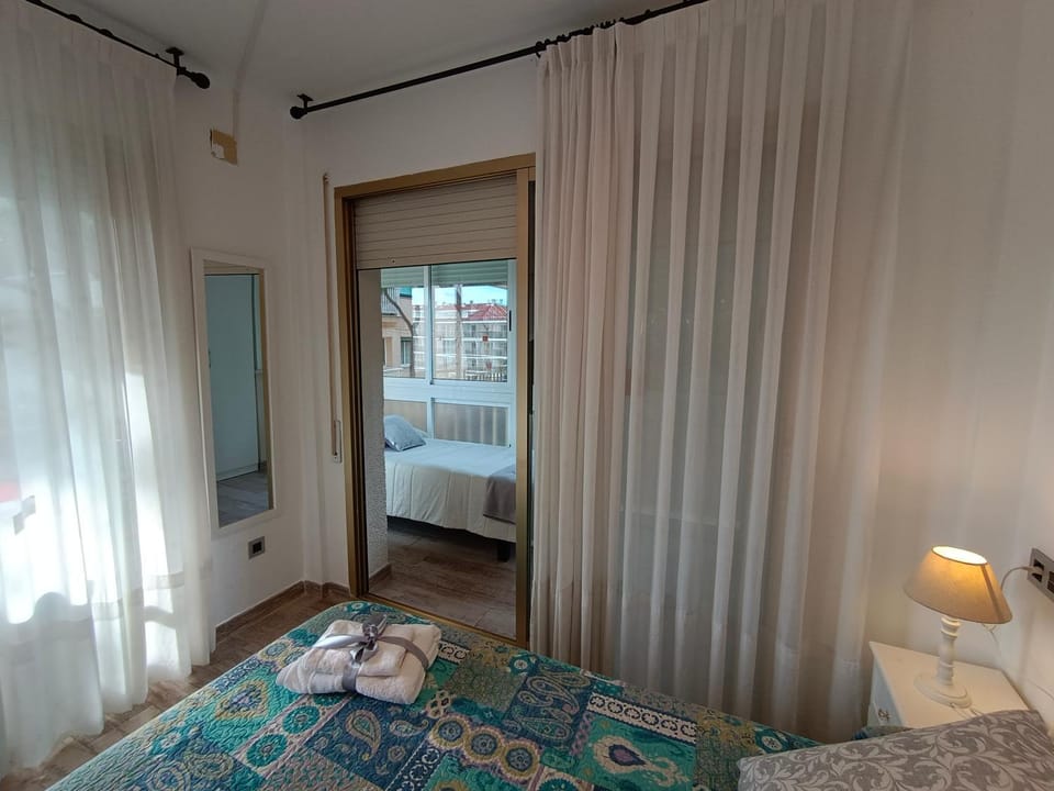 Bed, towels