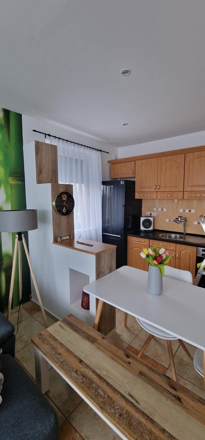 Kitchen or kitchenette, Seating area