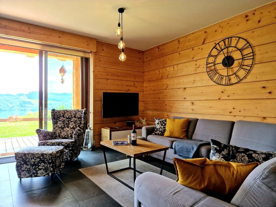 Communal lounge/ TV room, Natural landscape, TV and multimedia, Living room, Seating area
