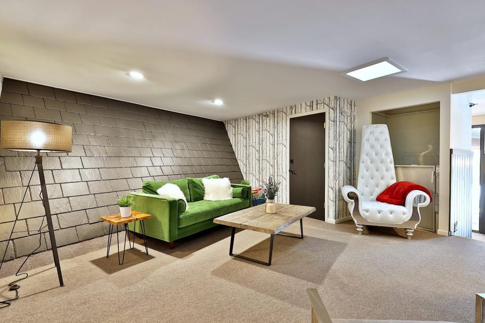 The Birch Ridge- Owner's Suite #5 - Queen Sofa Bed Suite in Killington, Hot Tub, Renovated, home Nature lodge in Mendon
