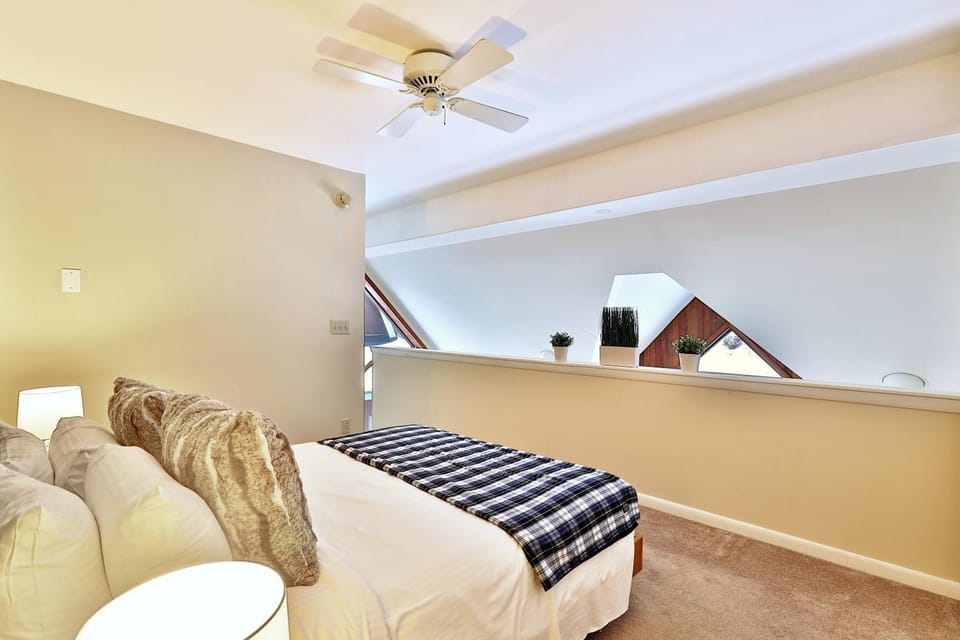 The Birch Ridge- Owner's Suite #5 - Queen Sofa Bed Suite in Killington, Hot Tub, Renovated, home Nature lodge in Mendon
