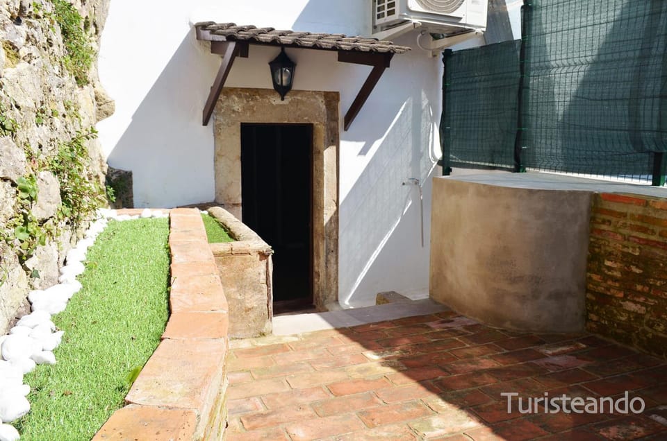 Property building, Day, Balcony/Terrace
