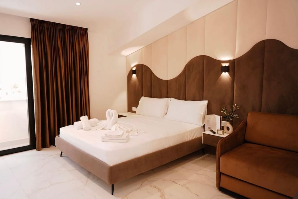 Bed, Photo of the whole room, Seating area, Bedroom, towels