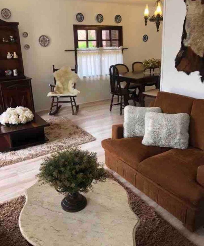 Casa a 4 min do centro de Capivari com espaço gourmet House in Campos do Jordão