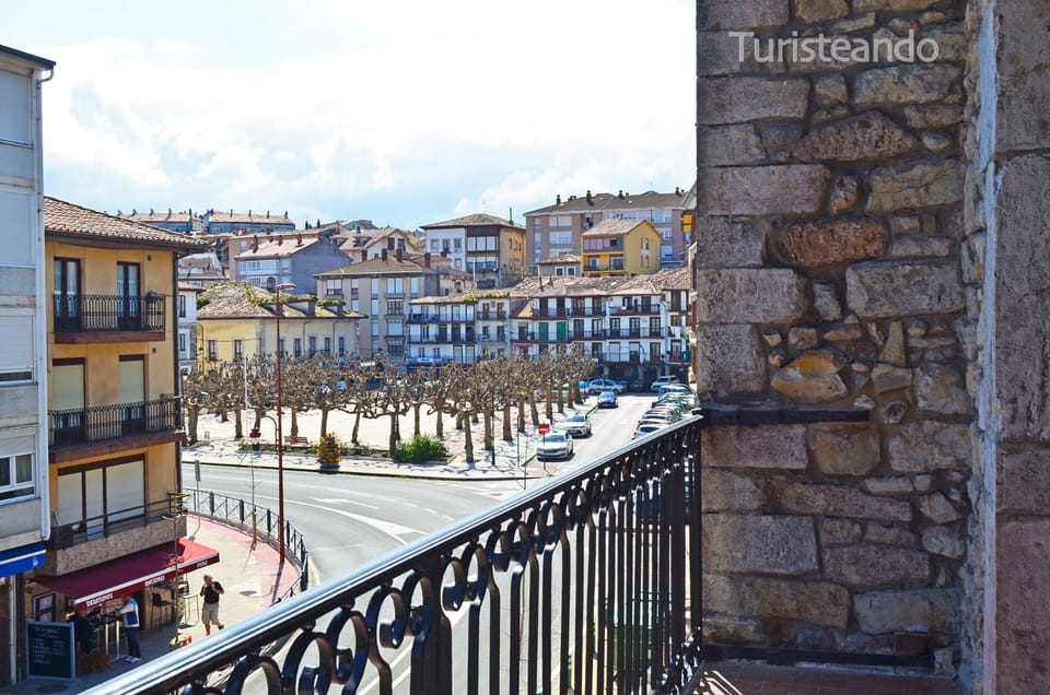 Property building, Day, Neighbourhood, Balcony/Terrace, City view, Street view, Location