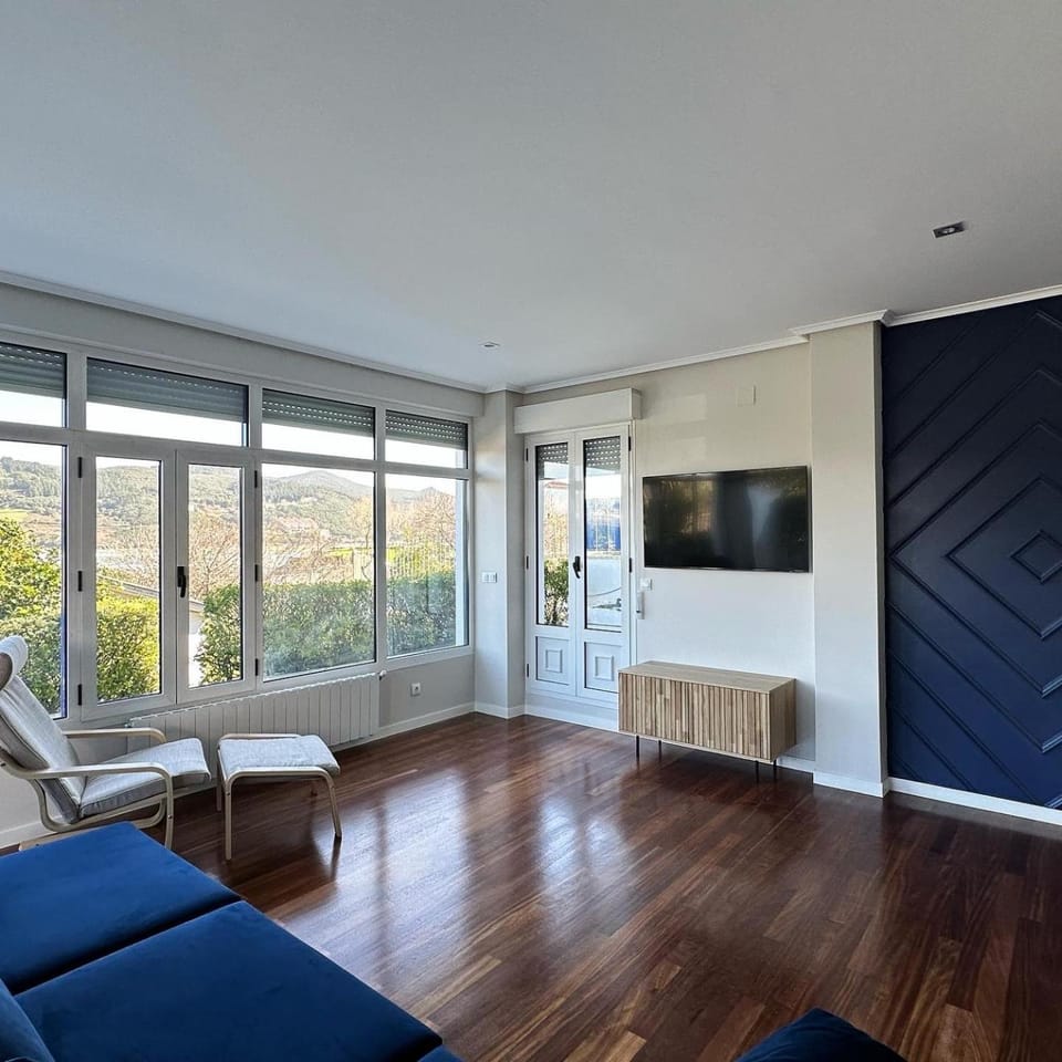 Communal lounge/ TV room, Mountain view