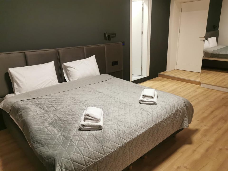 Bed, Photo of the whole room, Bedroom, towels