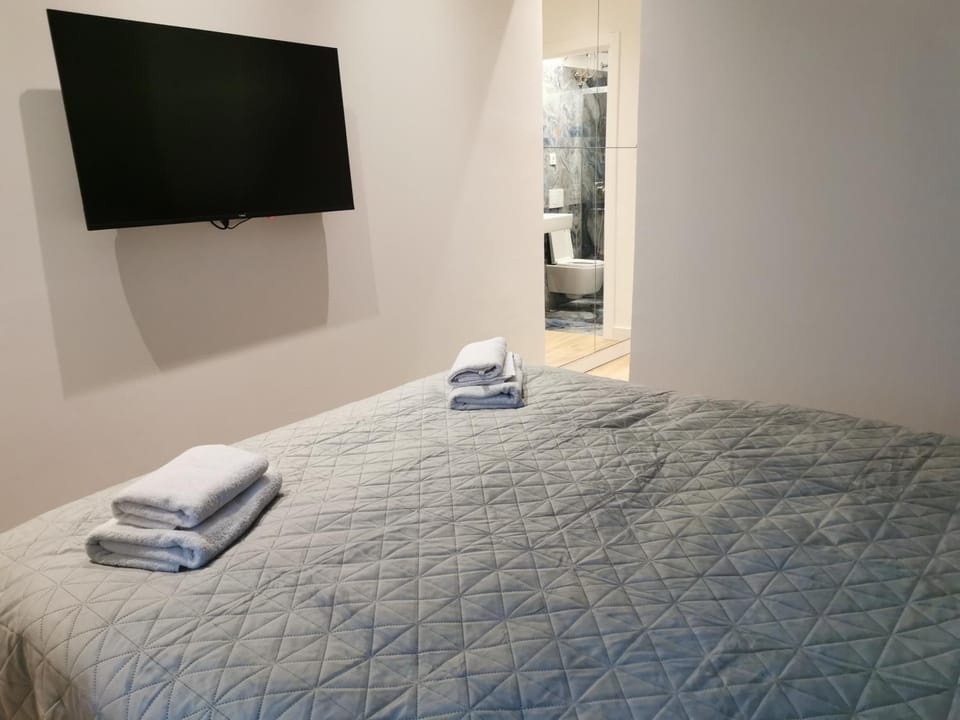 Bed, TV and multimedia, Photo of the whole room, towels