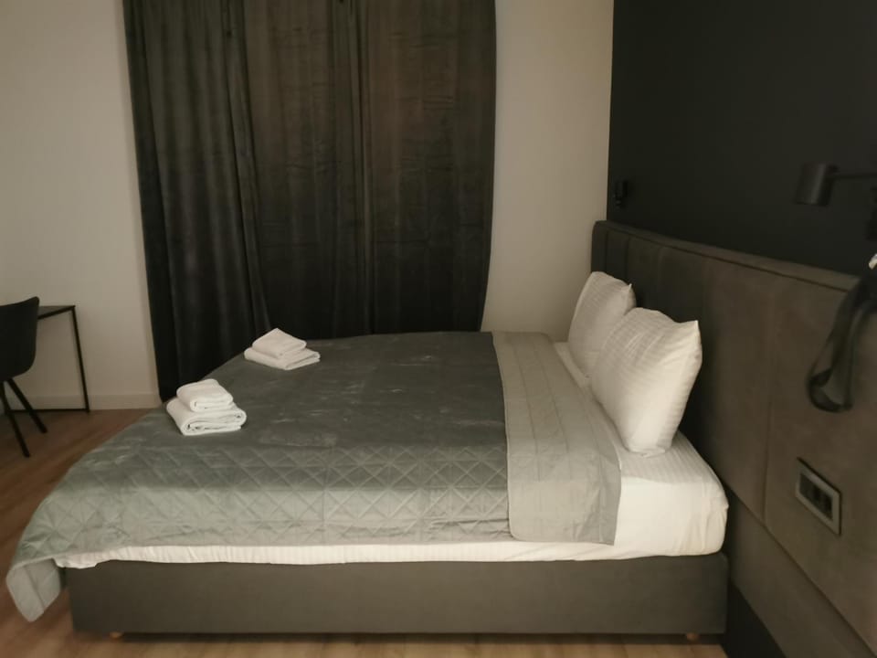 Bed, Photo of the whole room, Bedroom, towels