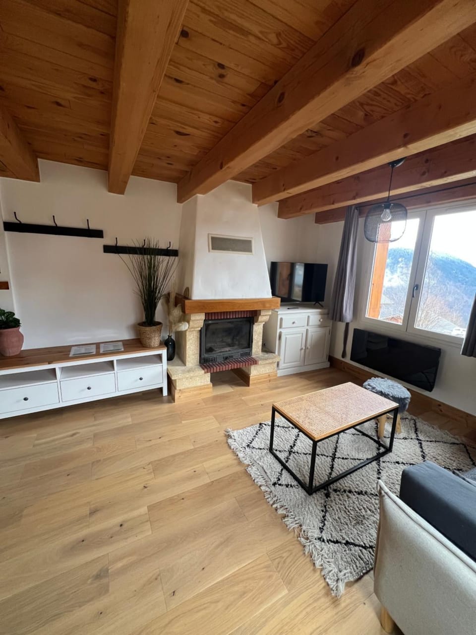 TV and multimedia, Living room, fireplace