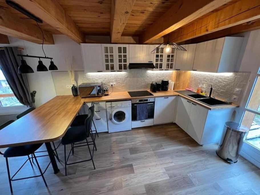 Kitchen or kitchenette, Dining area, dishwasher, oven, stove, toaster, washing machine