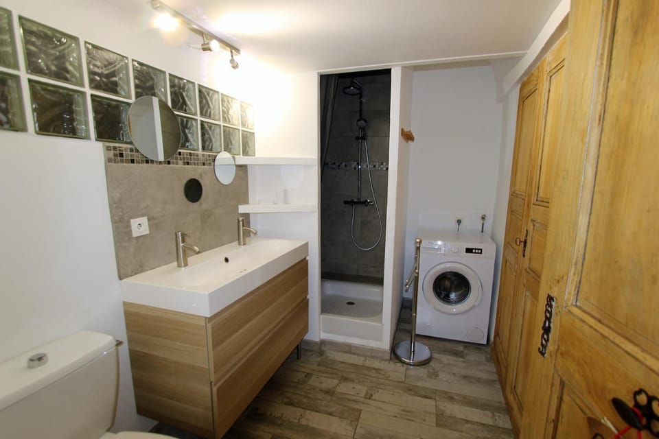 Shower, Toilet, Bathroom, towels, washing machine