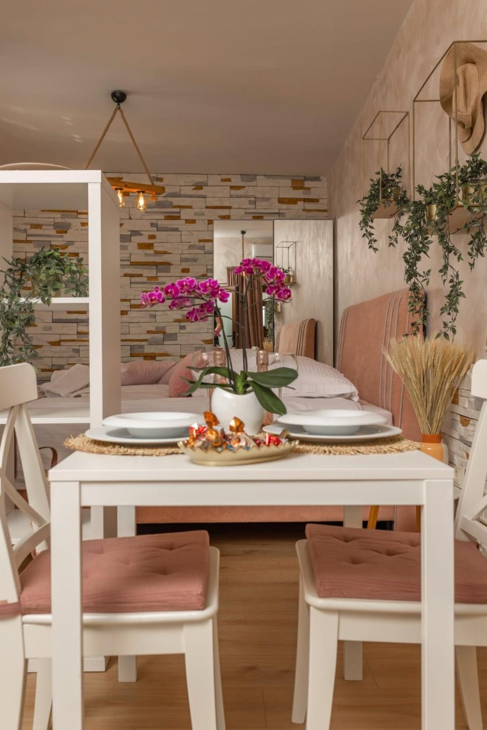 Seating area, Dining area