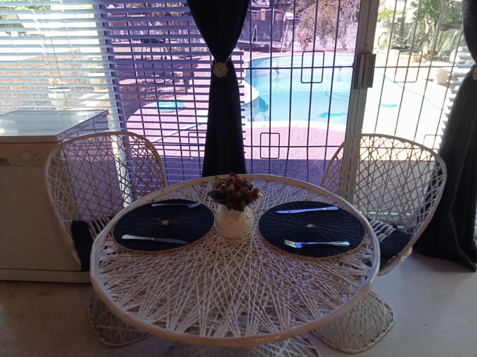 Dining area, Pool view