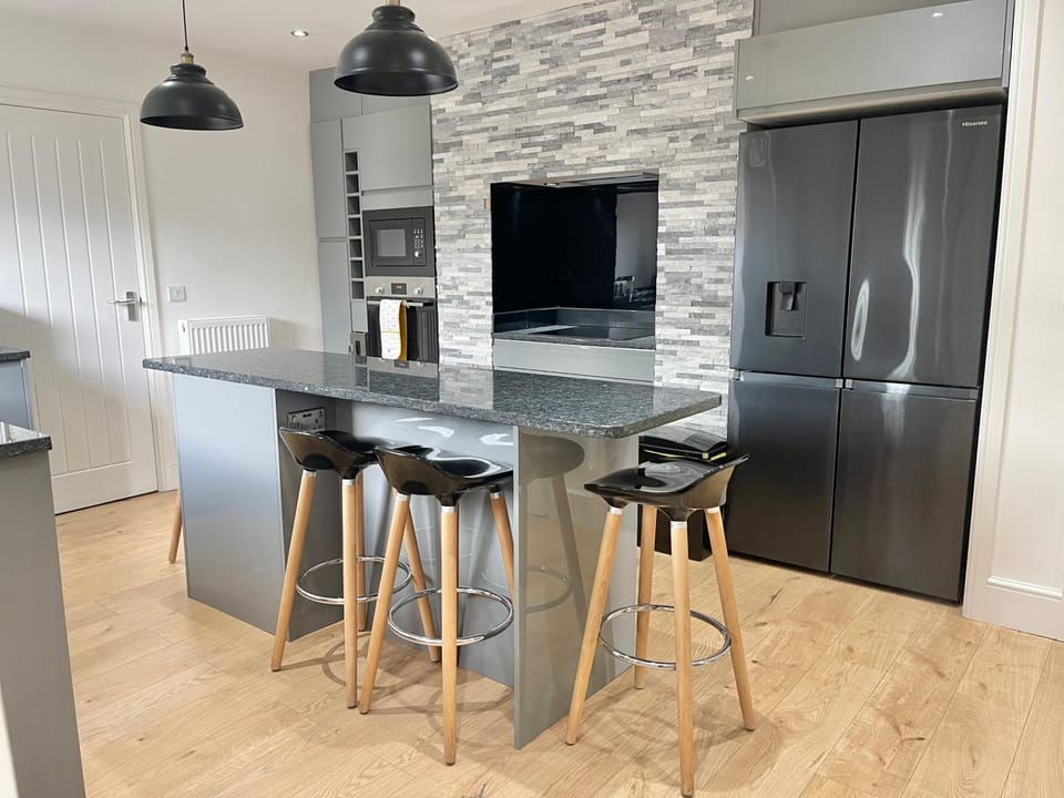 Kitchen or kitchenette, Dining area, oven, stove