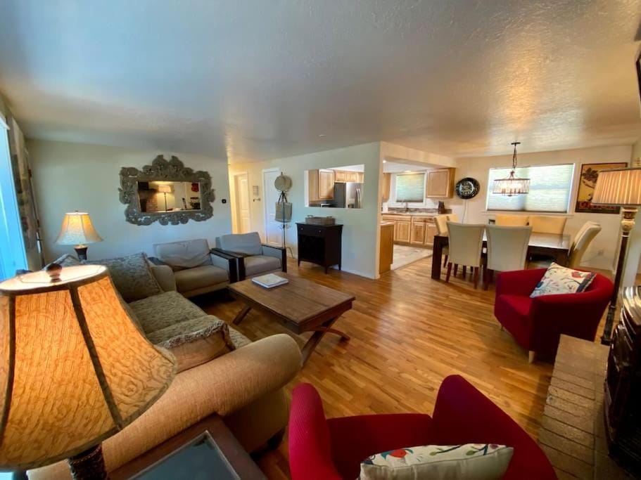 Centrally Located Redmond Retreat with Pool Table House in Redmond