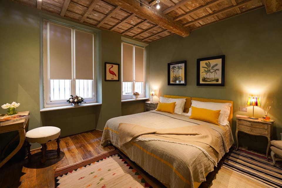Bed, Photo of the whole room, Seating area, hair dresser