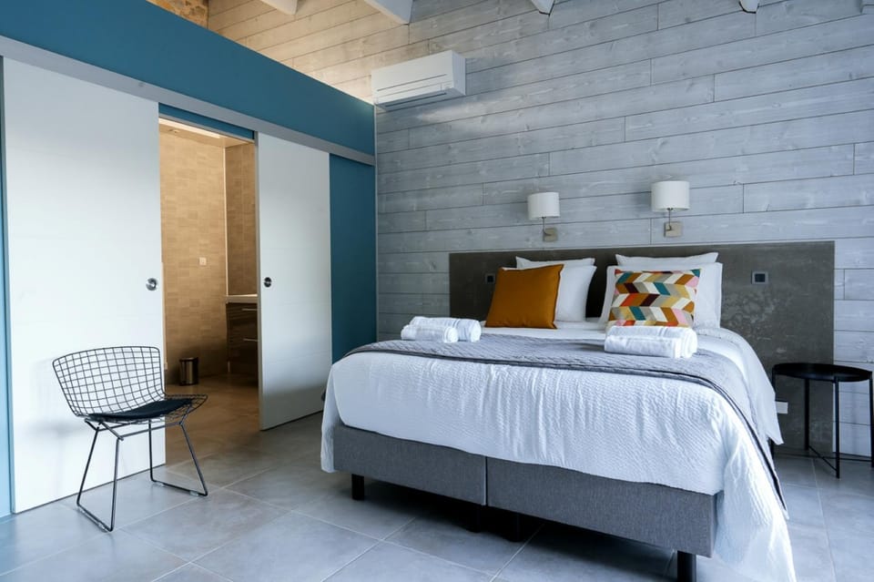 Bed, Bathroom, Photo of the whole room, acessibility