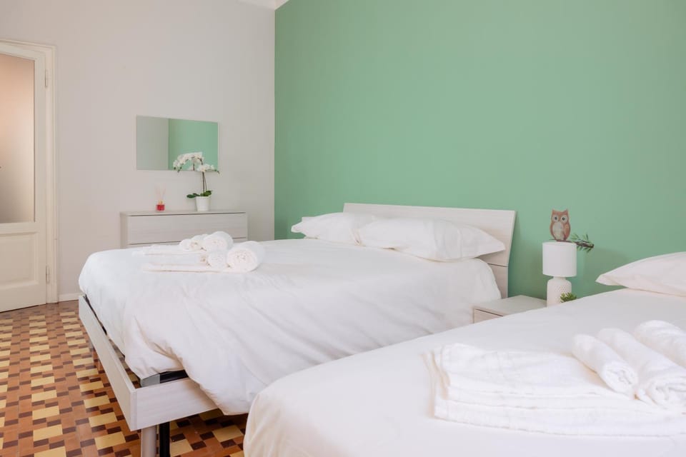 Bed, Bedroom, towels