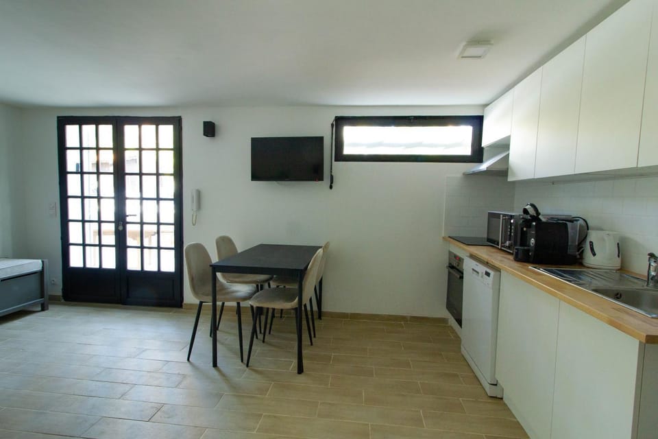 TV and multimedia, Coffee/tea facilities, Kitchen or kitchenette, Dining area, minibar, pet friendly, stove, toaster