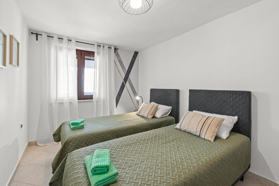 Bed, Bedroom, towels