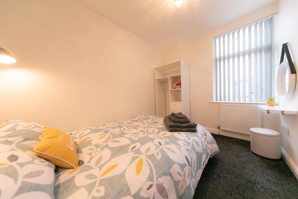 Bedroom, towels, towels