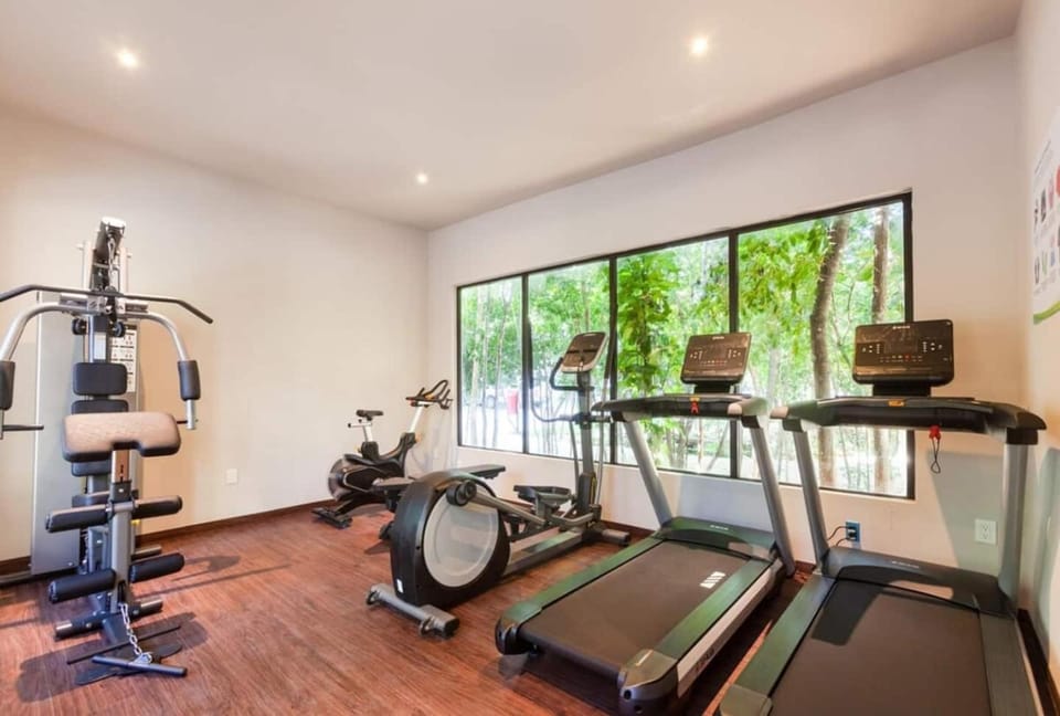 FamilyFriendly10min to BeachWIFI200MB6PoolsGym House in Playa del Carmen