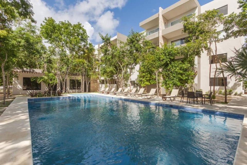 Swimming pool, sunbed