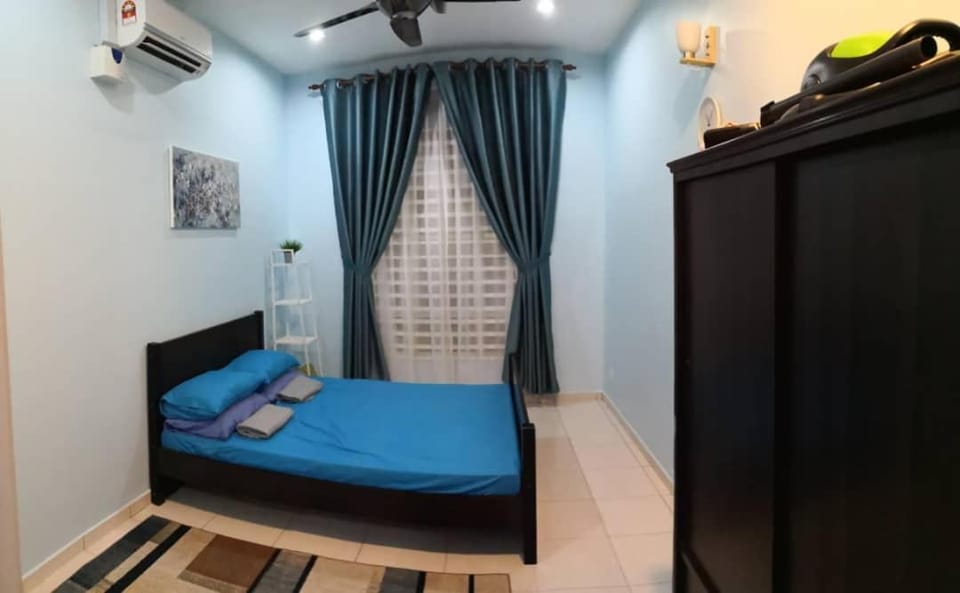 Bed, Seating area, fireplace, air conditioner