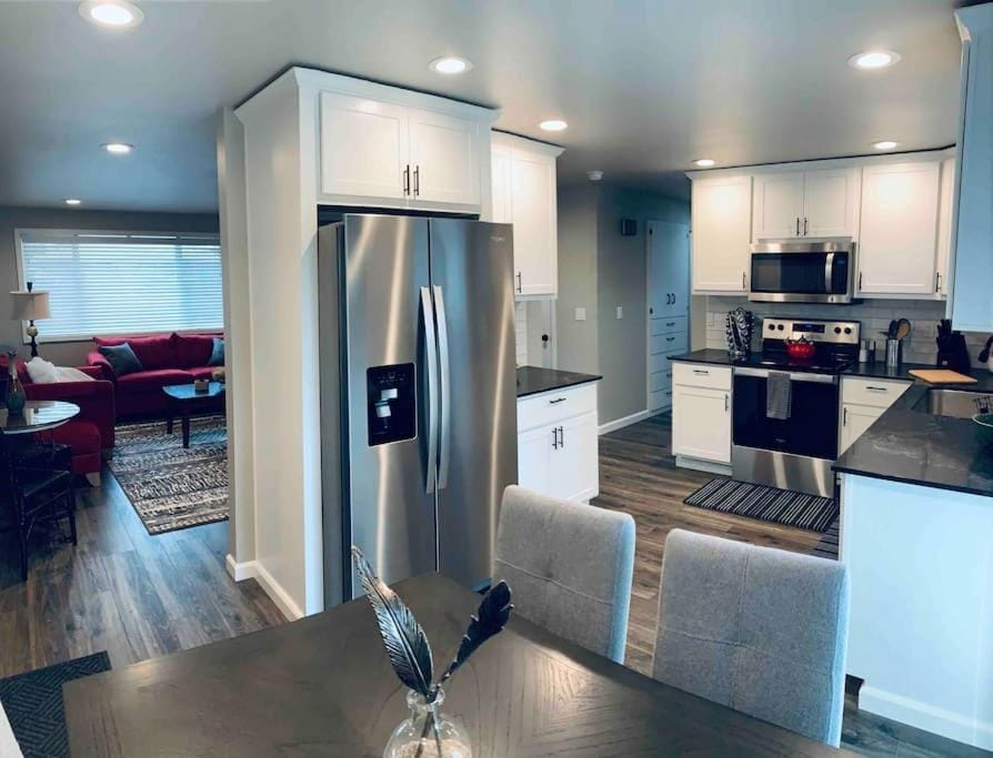 Beautiful, well-stocked home - sleeps 7! House in Yakima