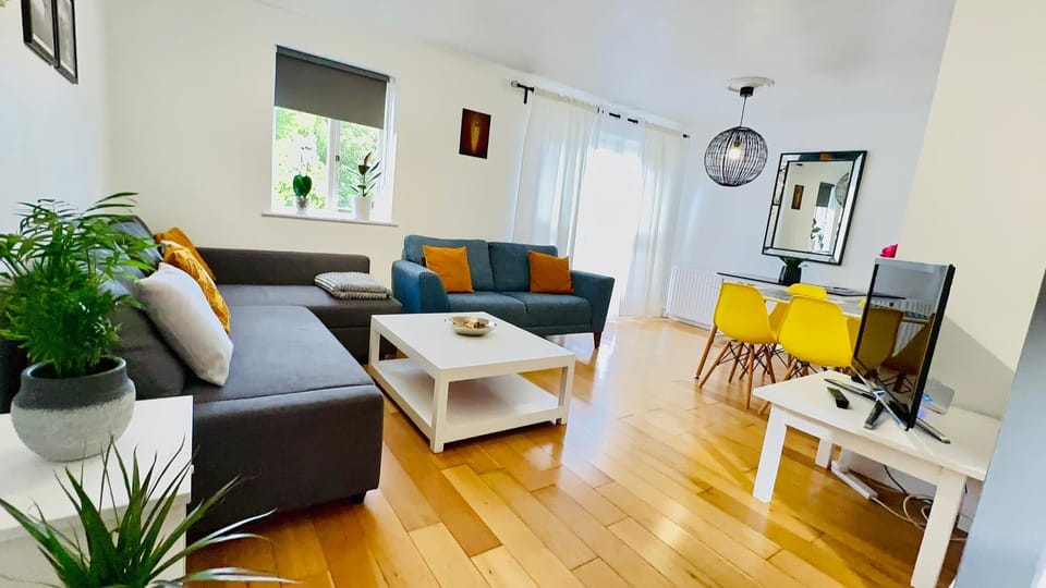 Amazing Location - City of London- 2 Bedroom Stunning Canal View House With Private Garden,Parking & Balcony Apartment in London