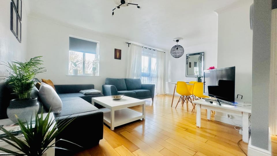 Amazing Location - City of London- 2 Bedroom Stunning Canal View House With Private Garden,Parking & Balcony Apartment in London