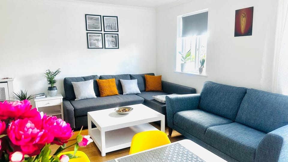 Amazing Location - City of London- 2 Bedroom Stunning Canal View House With Private Garden,Parking & Balcony Apartment in London