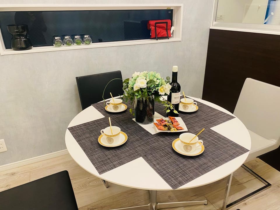 Coffee/tea facilities, Food and drinks, Dining area