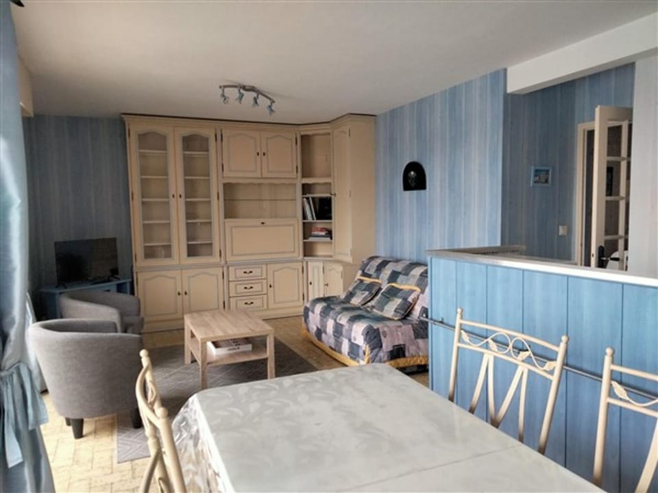 Charmant T2 avec Balcon au Cœur des Sables d'Olonne, 150m du Centre, Ascenseur, Équipements Modernes - FR-1-331-213 Apartment in Les Sables-d'Olonne