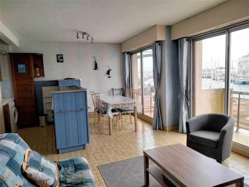 Charmant T2 avec Balcon au Cœur des Sables d'Olonne, 150m du Centre, Ascenseur, Équipements Modernes - FR-1-331-213 Apartment in Les Sables-d'Olonne