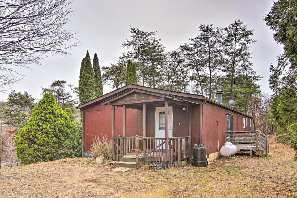 Cozy Asheville Cottage with Grill and Fire Pit! House in Buncombe County
