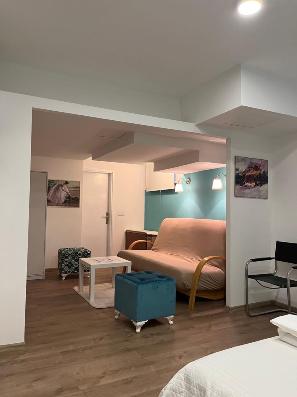 Photo of the whole room, Seating area, hair dresser
