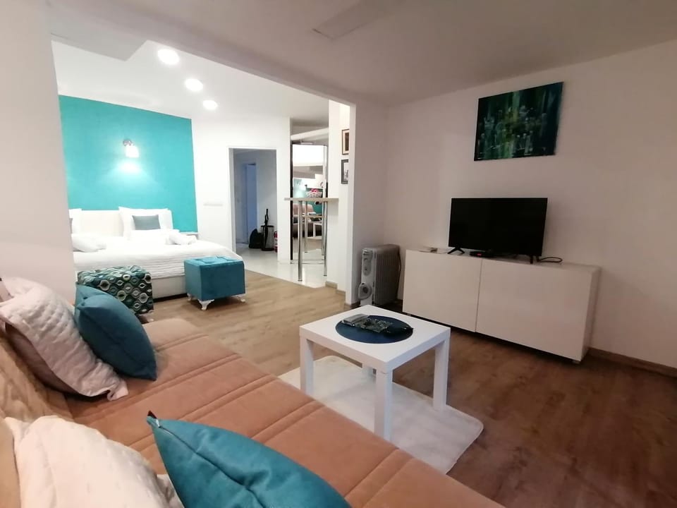 Communal lounge/ TV room, Bed, TV and multimedia, Living room, Seating area, Bedroom