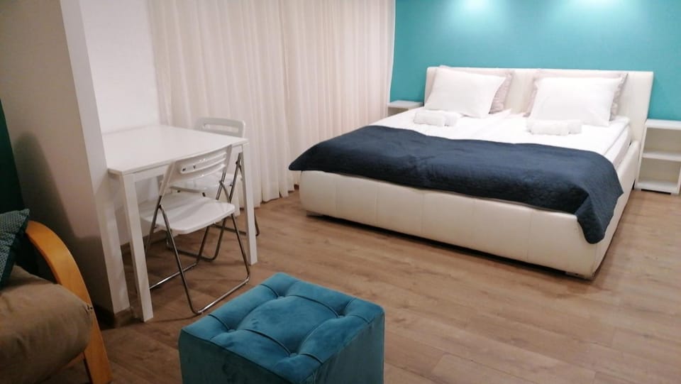 Bed, Living room, hair dresser