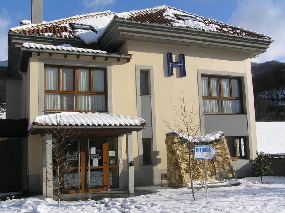 Facade/entrance, Winter