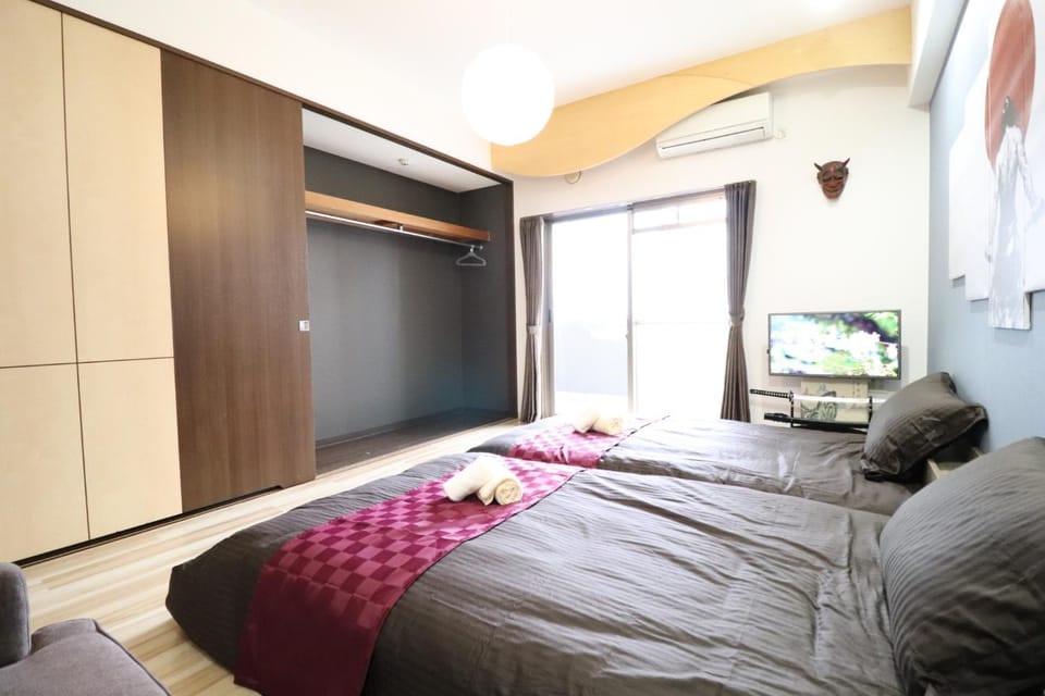 Bed, TV and multimedia, Photo of the whole room, wardrobe