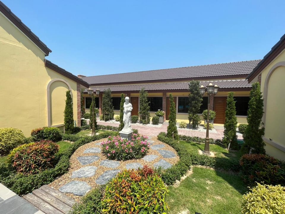 Property building, Day, Garden, Garden view