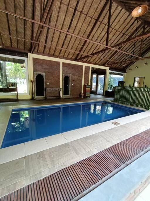 Villa King: Unique Villa With Indoor Swimming Pool Villa in Abang